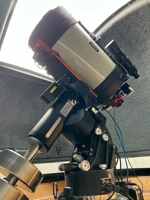 Side view of the mounted refractor